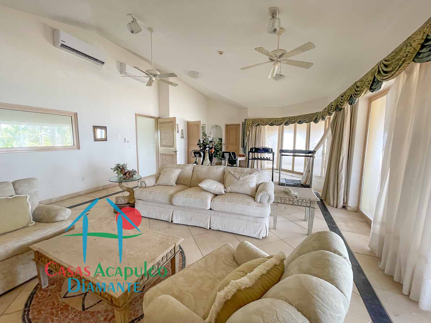 Tres Vidas Villa Universal - Sala familiar 4